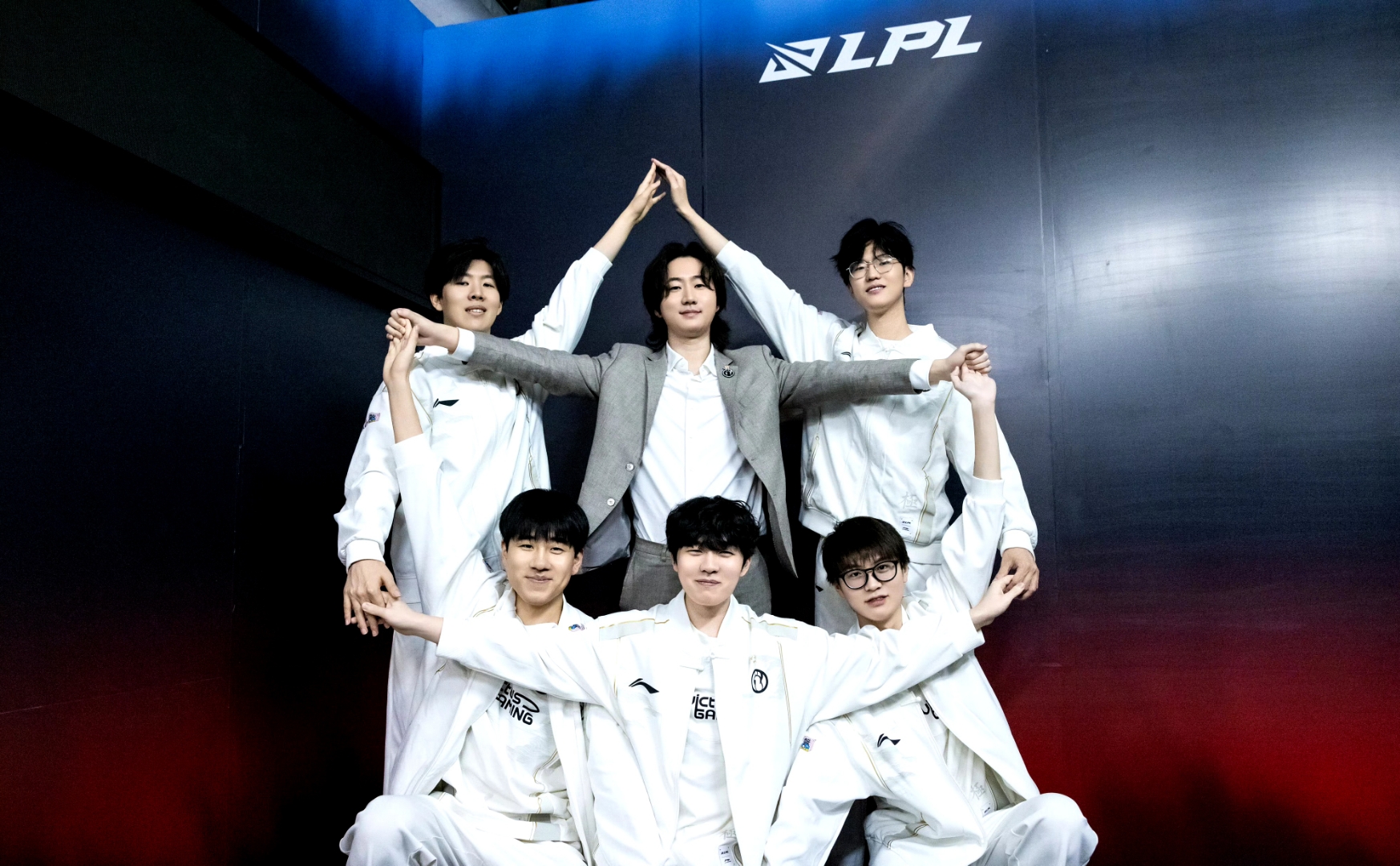 Rookie重返赛场，出色发挥首场状态出色，独行侠观众沸腾！的简单介绍-爱游戏移动平台